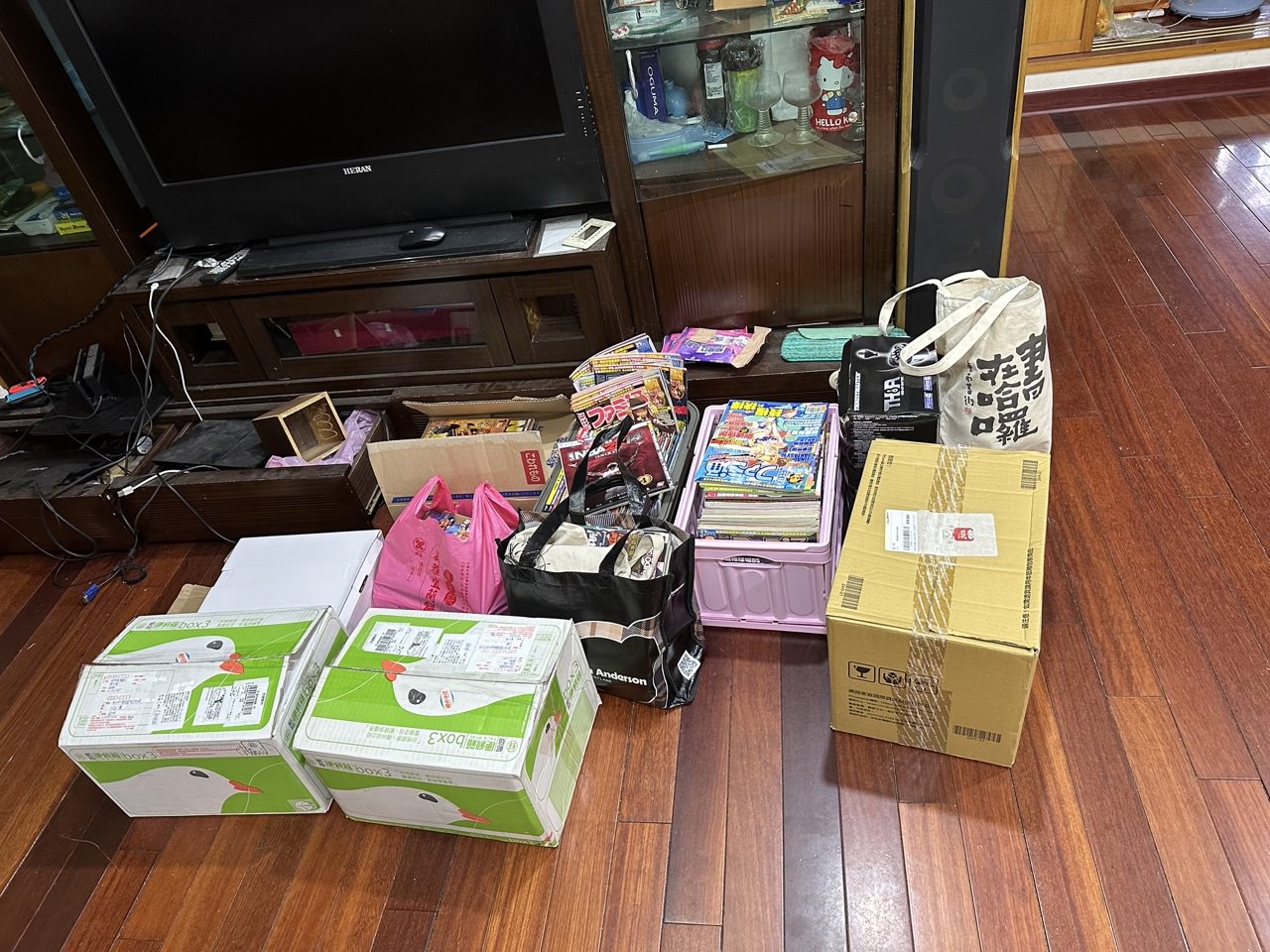 用上四、五個箱子還不夠裝,還用了一堆提袋